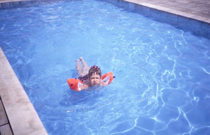 Erste Schwimmversuche