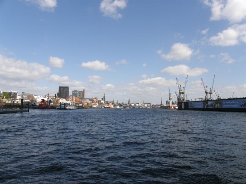 Hamburg vom Wasser aus gesehen